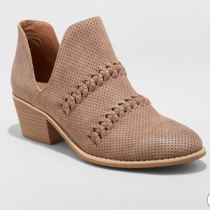 Universal thread booties